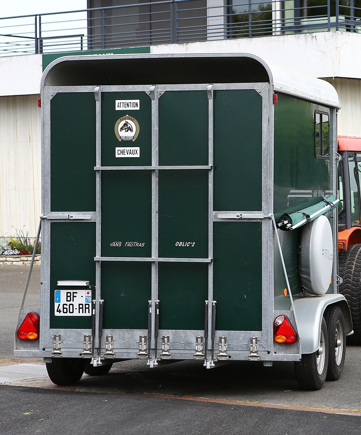 van pour chevaux a donner